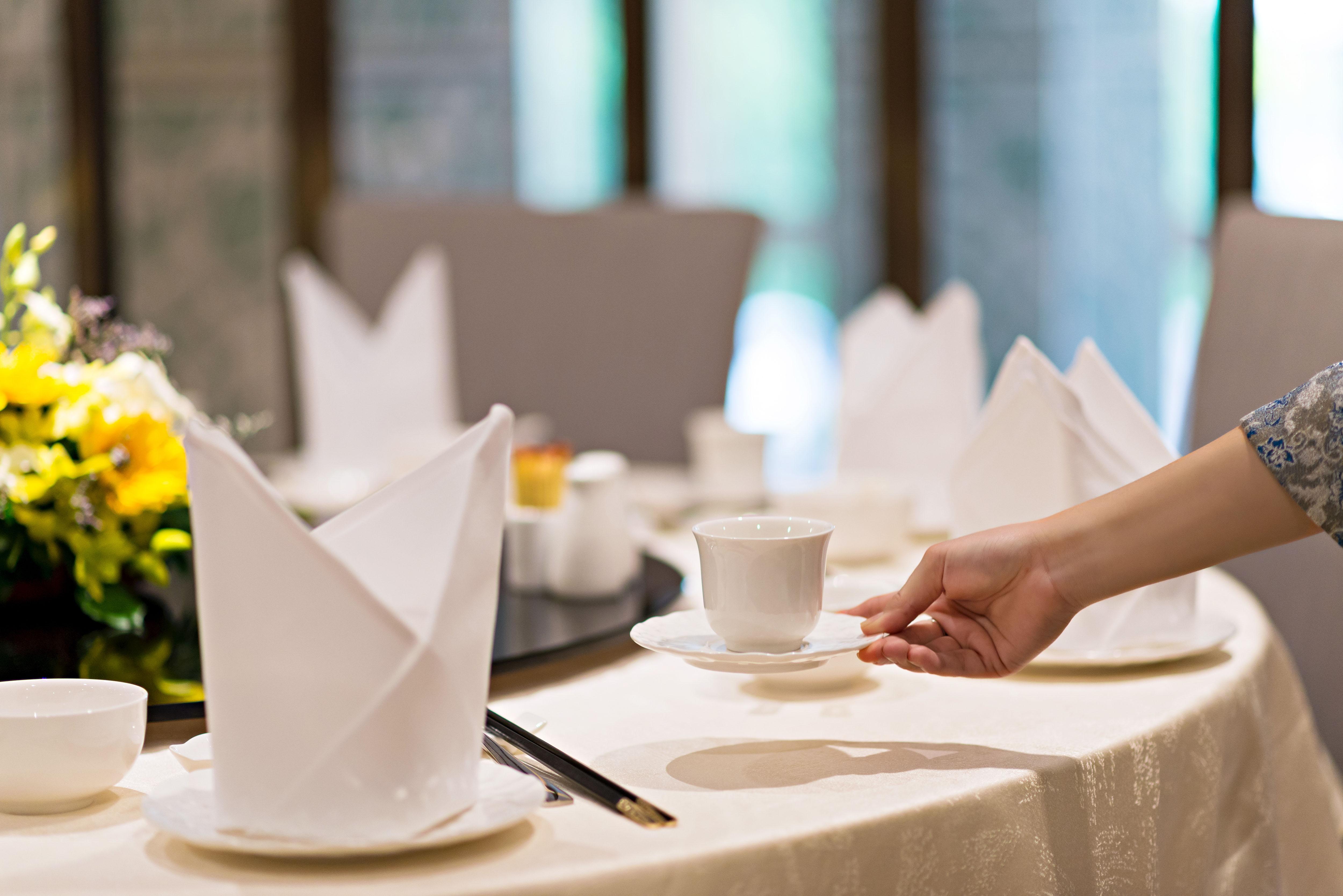Eastin Grand Hotel Saigon Cidade de Ho Chi Minh Exterior foto A server sets a table at a restaurant.