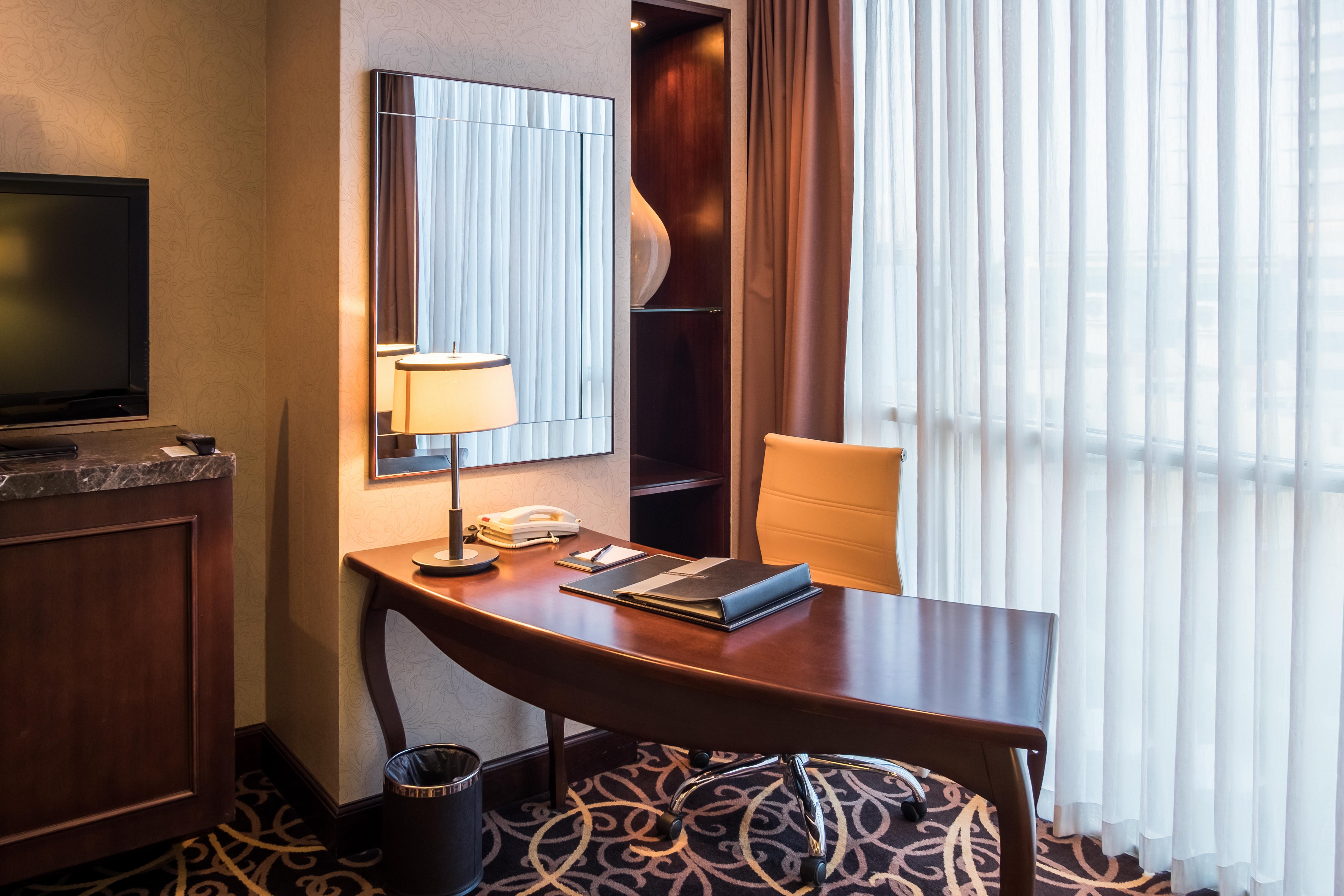 Eastin Grand Hotel Saigon Cidade de Ho Chi Minh Exterior foto A work desk in a hotel room