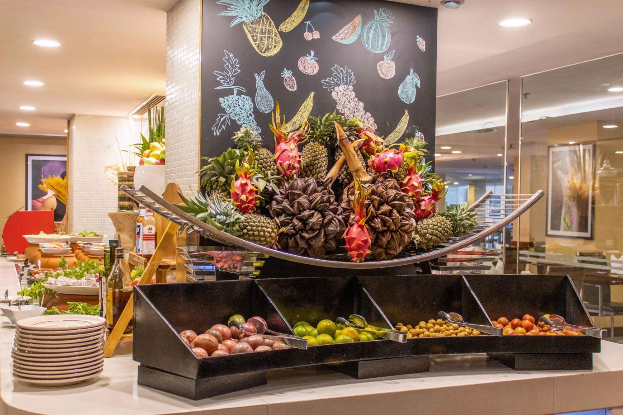 Eastin Grand Hotel Saigon Cidade de Ho Chi Minh Exterior foto Fruit display at a buffet