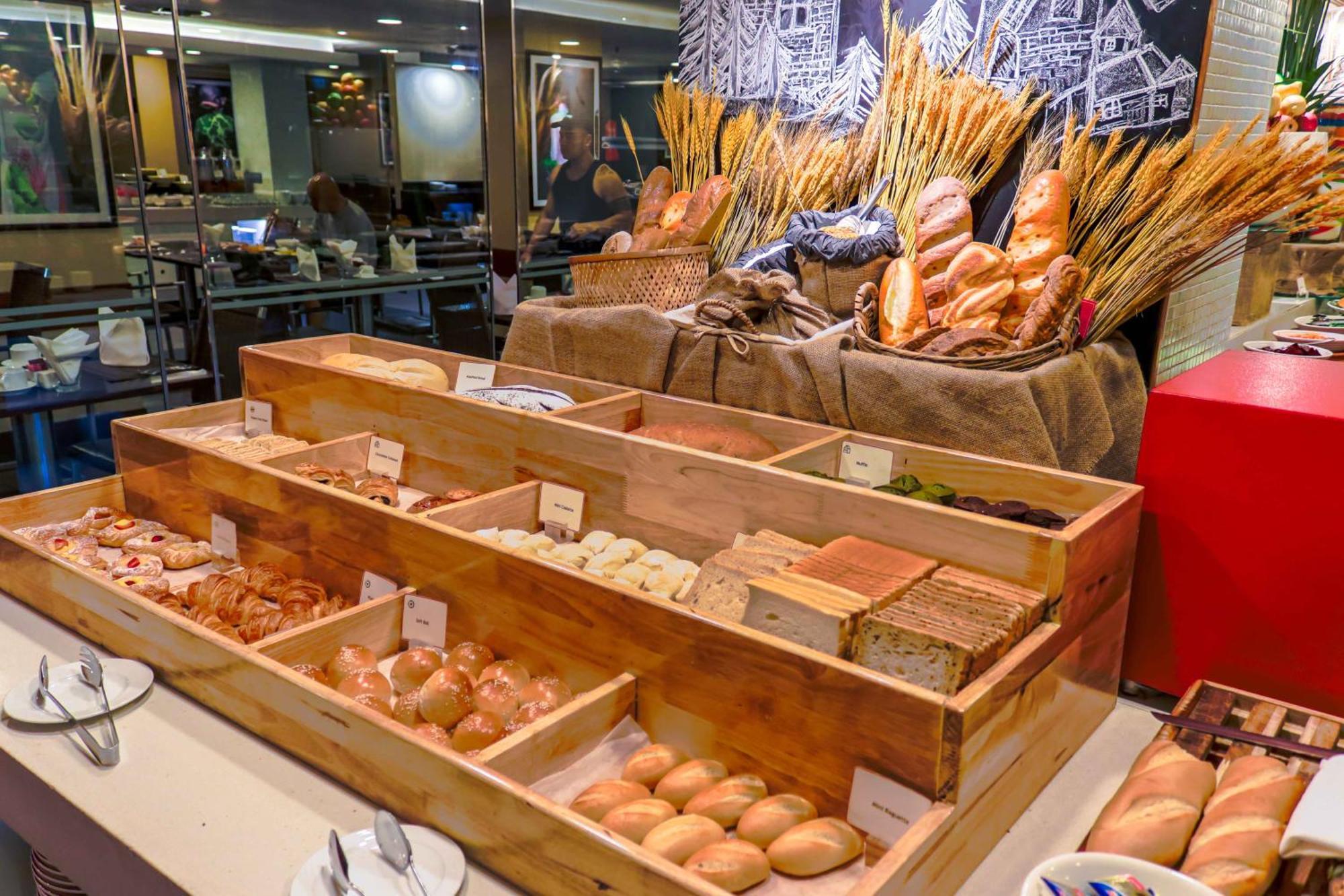 Eastin Grand Hotel Saigon Cidade de Ho Chi Minh Exterior foto Bread and pastry at a buffet