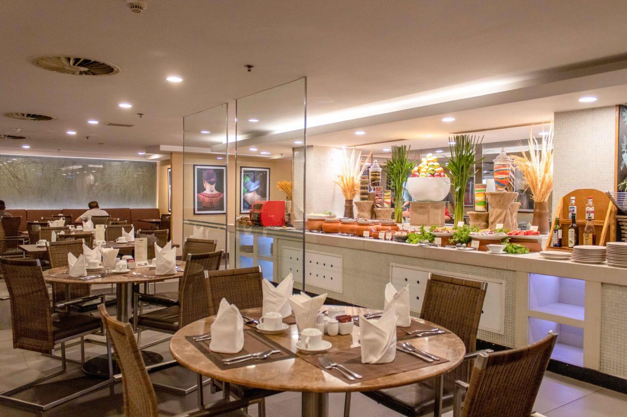 Eastin Grand Hotel Saigon Cidade de Ho Chi Minh Exterior foto The restaurant