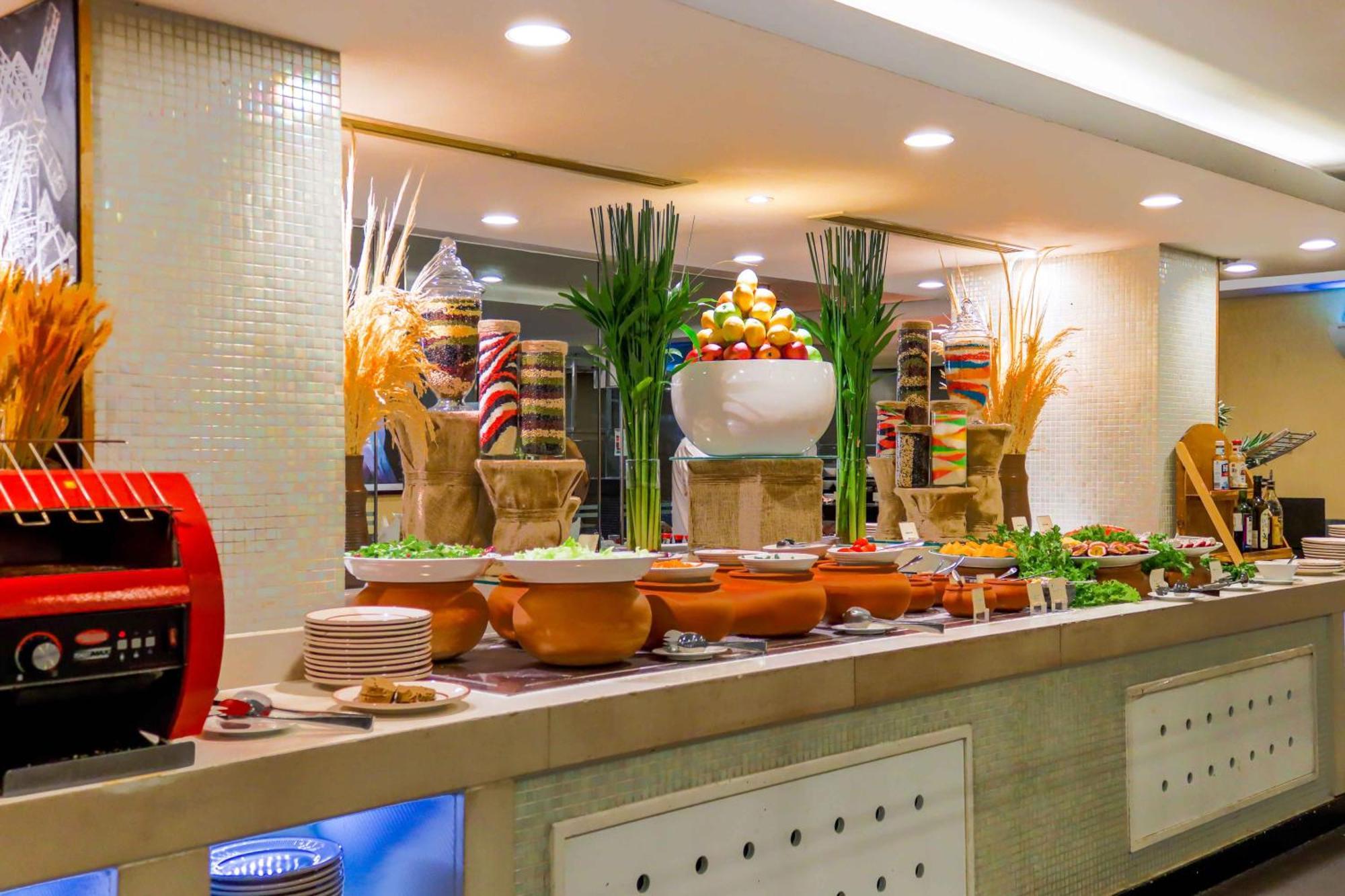 Eastin Grand Hotel Saigon Cidade de Ho Chi Minh Exterior foto A buffet at a hotel